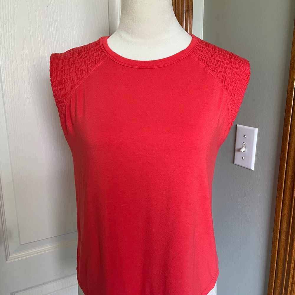Evereve sleeveless size XS blouse coral rayon spandex textured sleeves